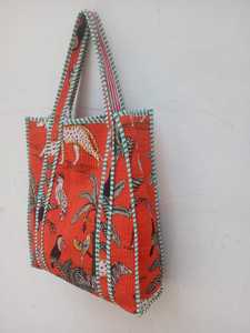 กระเป๋าถือผ้าฝ้ายลายดอกไม้แบบเย็บติดกันสำหรับผู้หญิง ยี่ห้อ SHREE SHYAM ล้างทำความสะอาดได้ มีหูหิ้วสองข้าง เป็นมิตรกับสิ่งแวดล้อม เหมาะสำหรับโยคะและช้อปปิ้ง - Product Image 2