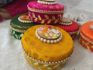 Tissu de brocart en acier sans tache avec dentelle de perles Ganpati Mithai Box 250 et 500 grammes Faveur de mariage indien - Product Image 6