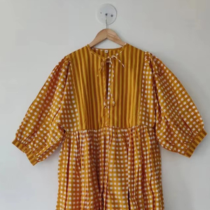 Vestido Midi con estampado de bloques, minivestido, vestido largo con estampado de bloques y cuello profundo con cordón más cerca - Product Image 1