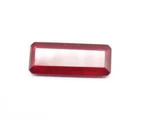 Lab Ruby ENORME Octágono 50 mm X 20 mm X 10 mm Tamaño Rubí corindón Piedra preciosa suelta para la fabricación de joyas Inclusiones Rubí Corindón.