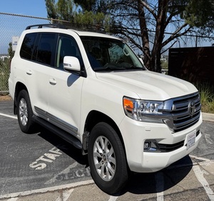 Ventes exceptionnelles : LandCruiser 2017 4x4 avec sièges de troisième rangée - Product Image 1