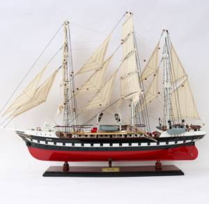 Modèle de bateau en bois peint à la main BELEM pour la décoration de table - Product Image 1