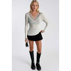 เสื้อเบลาส์โปร่งใสคอวีแต่งลูกไม้ - สีขาว - สีขาว - Product Image 4