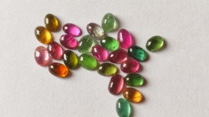 Vente en gros de pierres précieuses multi-tourmaline polies lisses 6x4mm Cabochon rubellite rose taillé naturel de forme ovale bijoux en vrac - Product Image 2