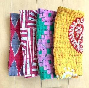 Ensemble de serviettes de table Kantha indiennes multicolores en coton imprimé réutilisable de haute qualité pour le dîner, le cocktail, le mariage et les hôtels - Product Image 4