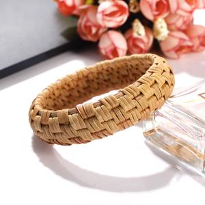 Accesorios de moda para mujer pulsera de mano de ratán natural para niñas pulseras circulares hechas a mano al por mayor - Product Image 4