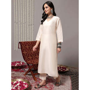 ชุดคุร์ตะทรงตรงคอวีผ้าเครปสำหรับผู้หญิง พร้อมกางเกงและผ้าคลุมไหล่ - Product Image 3