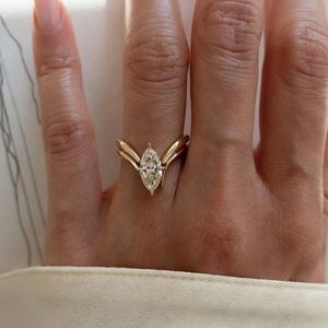 Anillo de Compromiso Clásico con Moissanita Marquise de 1.20 Quilates con Engaste de Puntas en Oro Amarillo Sólido de 14K, Certificado por GRA - Product Image 3