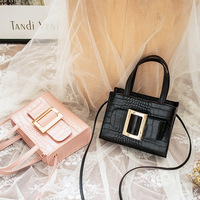 Sac fourre-tout structuré minimaliste effet croco, sac à main de luxe noir avec boucle géométrique dorée pour un look élégant au bureau