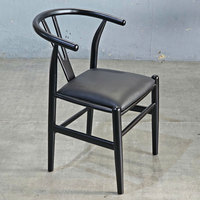 Chaise de salle à manger contemporaine de style Mid-Century Modern en bois d'hévéa avec assise rembourrée en cuir PU et design épuré - GCF206 (47x43x76/45cm)