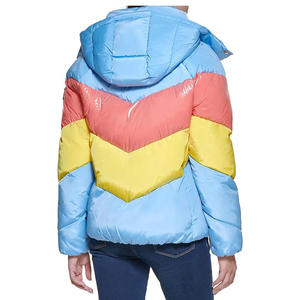 เสื้อแจ็คเก็ตพัฟเฟอร์สั้นมีฮู้ดลายทางเชฟรอนหลากสีสำหรับทุกเพศ - Product Image 3