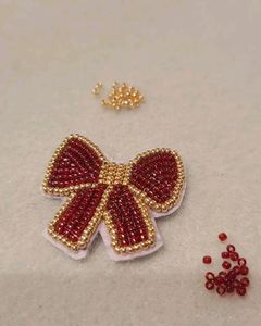 Charmes en opale naturelle avec boucles dorées - Pendentifs en perles faits à la main pour la fabrication de bijoux - Product Image 1