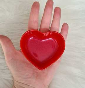 Bol en résine fabriqué à la main, parfait pour servir des collations, des fruits ou comme pièce décorative, apportant élégance et style à tout espace. - Product Image 2