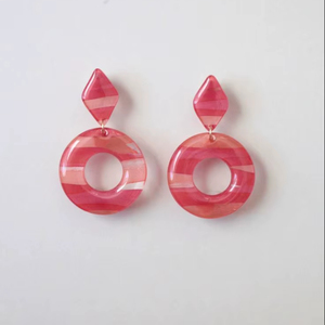 Boucles d'oreilles en résine de luxe pour femmes, bijoux à la mode, boucles d'oreilles en résine de couleur rouge pour femmes, meilleure qualité à prix avantageux, artisanat en résine - Product Image 1