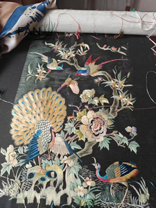 Papier peint en soie de luxe brodé à la main avec des motifs de paon et de pivoine - Murale artistique personnalisée pour la décoration haut de gamme des hôtels et des villas - Product Image 1