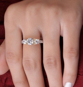 Trois pierres Moissanite bague de forme ronde belle bague de fiançailles en argent Sterling bague de fiançailles personnalisée cadeau pour elle - Product Image 1