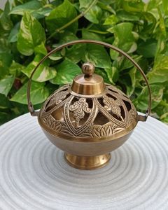 Brûleur d'encens en laiton antique pour salles de méditation, offrant une ambiance sacrée et un environnement calme avec un flux stable pour la relaxation - Product Image 4