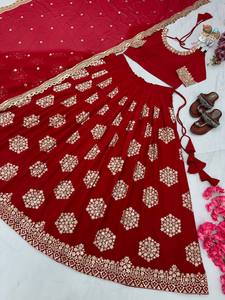 Nuevo diseñador Lehenga-Choli con bordado pesado - Product Image 5