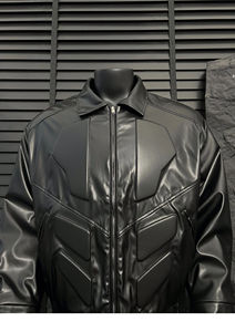 Blouson aviateur en cuir de haute qualité pour hommes avec un design élégant et une broderie sur les manches - Product Image 5