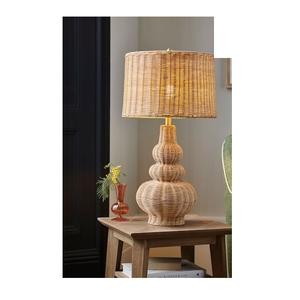 Lámpara de mesa de ratán hecha a mano duradera con diseño tejido único perfecto para salas de estar de estilo rural y dormitorios rústicos - Product Image 1