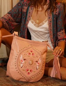 Nouveaux colibris usinés à la main et peints à la main et fleurs de Moraea Villosa entourant une grande pierre précieuse de quartz rose véritable - Product Image 4