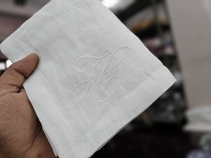 Serviettes de table en lin de mariage faites à la main avec logo brodé Linge de table pour événements hôteliers, vacances et occasions spéciales - Product Image 4