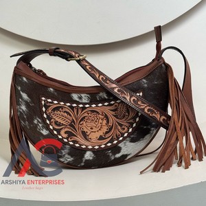 Sac fait main tendance en cuir repoussé à la main Sac à bandoulière simple demi-lune sous les bras Sac à main élégant en cuir de vachette pour femmes - Product Image 1