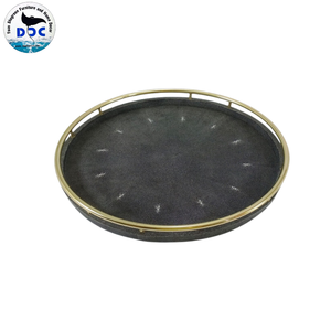 DAPHOCO - Bandeja Redonda de Resina Imitación Piel de Cangrejo, con Asa de Bronce Marrón Oscuro, 100% Hecha a Mano en Vietnam - Product Image 1