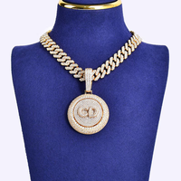 Chaîne cubaine plaquée rhodium avec pendentif rond serti de pierres de moissanite étincelantes, bijou de caractère