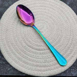 Ensemble de couverts arc-en-ciel offrant une finition multicolore saisissante et une construction robuste, idéal pour les familles élégantes - Product Image 6