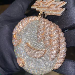 Fait à la main, diamants cultivés en laboratoire taille ronde, buste en bas, lettre Hip Hop et pendentif dessin animé en or massif 10 carats - Product Image 3