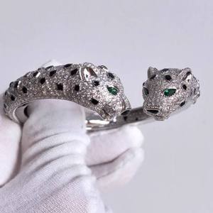 Anillo de Plata de Ley 925 Personalizado, Estilo Vintage, Elegante, con Patrón de Letras, con Diseño de Cabeza de Leopardo en Oro Blanco y Moissanita - Product Image 5