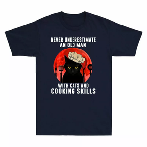 เสื้อยืด2025ตลกไม่เคยประมาทชายชราที่มีทักษะในการทำอาหารแมวเสื้อคอกลมทรงหลวมเข้ารูป - Product Image 4