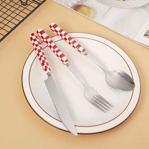 Ensemble de couverts en acier inoxydable avec poignée à motif à carreaux rouges, idéal pour les repas à la maison, les repas formels, les restaurants, les hôtels et l'usage quotidien, en provenance d'Inde - Product Image 1