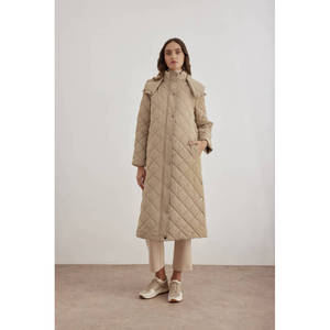 Abrigo Largo Acolchado con Capucha para Invierno en Color Beige con Relleno de Fibra de Poliéster - Product Image 1