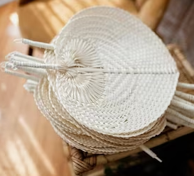 Ventilateur à main tissé en bambou, ventilateur d'été du Vietnam pour la décoration - Product Image 4