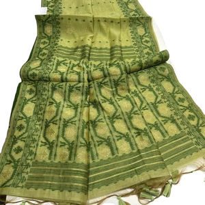 Sari de diseño elegante con selección de telas premium y artesanía superior, con blusa a juego en oferta. - Product Image 1