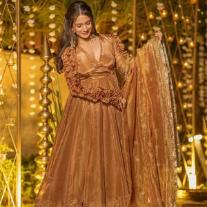 เสื้อคุर्ตา/คุर्ติผ้าไหมทันสมัยสำหรับผู้หญิงจาก Ramdev Trading ตกแต่งด้วยเลื่อมหนา 5 มม. ปักลายสวยงาม แห้งเร็ว ทรงปกติ ใส่ได้ทุกฤดู - Product Image 1