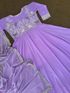 ชุดปาร์ตี้ดีไซเนอร์ใหม่ดูใหม่สีเทียม Georgette ด้วยงานเย็บปักถักร้อยลําดับด้วยแขนยาวในราคาขายส่ง - Product Image 2