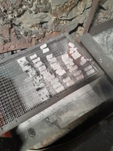 Лучший Высокоуглеродистый низковлажный черный угольный брикет, многоразмерный белый бамбуковый кальян, шестигранная Кокосовая зола из Индонезии - Product Image 5