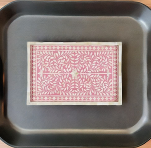 Bandeja decorativa de esmalte de madera de resina de hueso ecológica hecha a mano bandeja de exhibición pulida tallada a mano intrincada única perfecta - Product Image 2