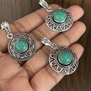 Lot en gros de colliers tendance en malachite plaqués argent, style bohème, formes rondes, pendentifs et breloques de mode - Product Image 2