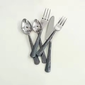 Ensemble de couverts en acier miroir sans danger pour les aliments à poignée torsadée jetable pour le service et la consommation de dessus de table d'hôtel de mariage - Product Image 5