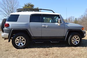 Toyota FJ Cruiser V6 2014 Usado, con Tracción en las Cuatro Ruedas, Diferencial Trasero Bloqueable, Mayormente sin Modificaciones - Product Image 3