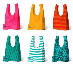 Bolsa de compras de camiseta de nailon reutilizable, plegable y resistente al agua para un fácil almacenamiento, artículo promocional ligero y ecológico - Product Image 1