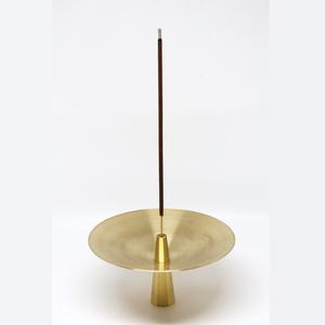 Brûleur de bâton d'encens durable en laiton avec parfum de bois de sable pour la maison et le jardin Utilisation religieuse Design indien - Product Image 1