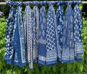 Sarong de plage en coton imprimé à la main : paréo floral, écharpe, couvre-vêtement de plage indigo - Product Image 1