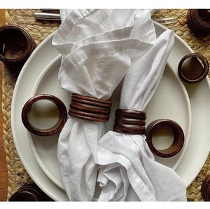 Servilleteros de madera pulida y Lisa para una mesa perfecta - Product Image 1