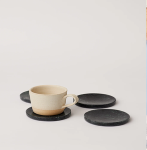 Ensemble de dessous-de-verre ronds en marbre gris avec un élégant design de cercle doré gravé, disponible à prix de gros. - Product Image 3