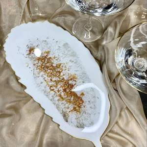 Plateau en résine brillante, finition artistique artisanale, parfait pour recevoir des invités ou comme centre de table décoratif - Product Image 4